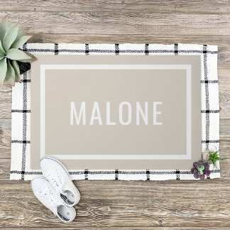 淡色ベージュパーソナライズされたファミリ名の形式 ドアマット