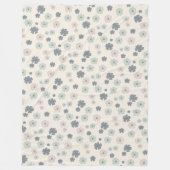 淡青色の花の花びらのモダンパターン フリースブランケット (正面)