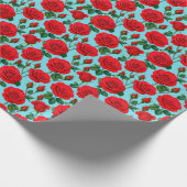 淡鮮やかい青の背景に赤いバラ ラッピングペーパー (角)
