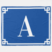 深いとブルーホワイトギリシャ鍵縁どモノグラムA フリースブランケット (正面(横))