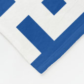 深いとブルーホワイトギリシャ鍵縁どモノグラムA フリースブランケット (角)