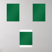 深いの緑の背景が鮮明な白で対照的に (正面)