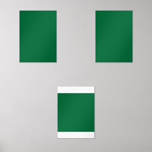 深いの緑の背景が鮮明な白で対照的に (正面)