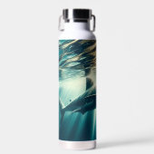 深いの青い海と日光の中でサメ ウォーターボトル (正面)