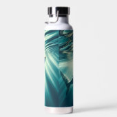 深いの青い海と日光の中でサメ ウォーターボトル (右面)