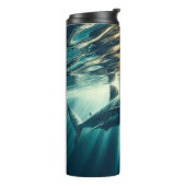 深いの青い海と日光の中でサメ タンブラー (回転左)