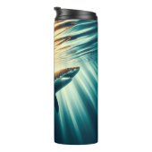 深いの青い海と日光の中でサメ タンブラー (回転右)