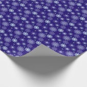 深いエレガントブルーの背景のスノーフレーク模様 ラッピングペーパー (角)