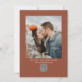 深いテラコッタのモダンウェディング | アースリー フォト & QR セーブザデート (裏面)