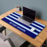 深いネイビーブルー&スカイブルーストライプズ模様 デスクマット<br><div class="desc">Navy Blue & Sky Blue深いPattern ストライプ Desk Matでワークスペースを強化。濃厚なネイビはっきりしたーと柔らかいスカイブルーのデザインを備えたデスクマットは、机にtouchとキーボードを追加しながら、キーボードとマウスに滑らかな表面を提供しまモダンす。ホームオフィス、勉強エリア、またはクラシックと色の組み合わせを愛する誰にでもスタイリッシュ最適。</div>