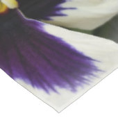 深いパープルオンホワイトパンジー テーブルクロス (アングル)