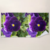 深いパープルパンシーの植物 ビーチタオル (正面)
