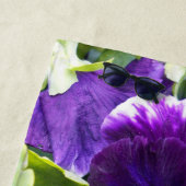 深いパープルパンシーの植物 ビーチタオル (インサイチュ)