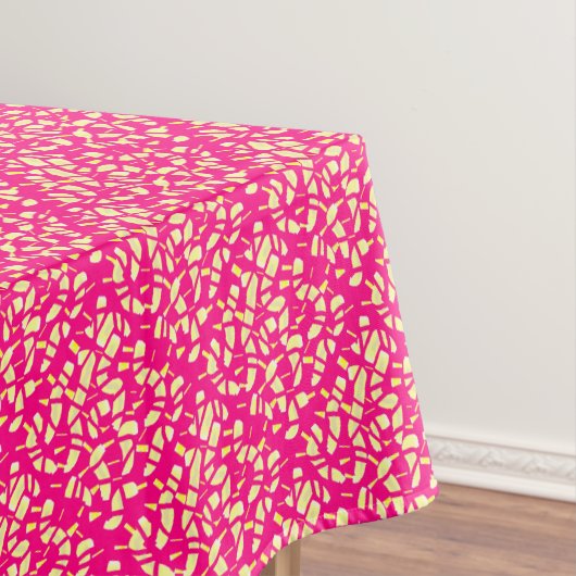 深いピンクに小さなレモンとクリームの模様が付いている テーブルクロス (インサイチュ)