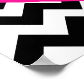 深いピンクハートオンブラックとホワイトジグザグ ポスター (角)