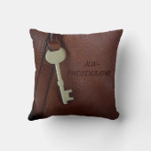 深いフェイクブラウンレザーと鍵 クッション (裏面)