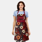 深いブルゴーニュのクリスマスエプロンとクリームフラワー エプロン (着用した状態)