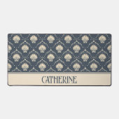 深いブルーとクリームシーシェルパタパーソナライズされたーン デスクマット (正面)