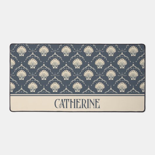深いブルーとクリームシーシェルパタパーソナライズされたーン デスクマット (正面)