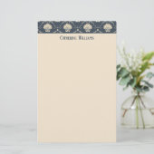 深いブルーとクリームシーシェルパタパーソナライズされたーン 便箋 (スタンド正面)