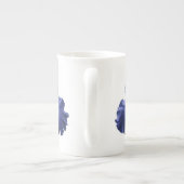 深いブルーとホワイトアイリス ボーンチャイナマグカップ (裏面)