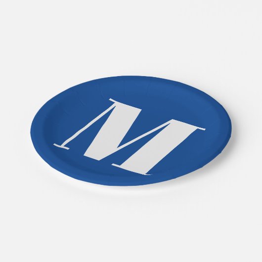 深いブルーイニシャルレターモノグラムモダンスタイリッシュ ペーパープレート (アングル)