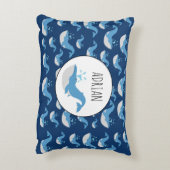 深いブルー海ホエールパターン名前をカスタムする アクセントクッション (裏面(縦))