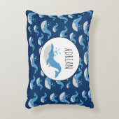 深いブルー海ホエールパターン名前をカスタムする アクセントクッション (正面(垂直))