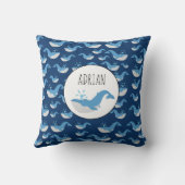 深いブルー海ホエールパターン名前をカスタムする クッション (裏面)