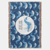 深いブルー海ホエールパターン名前をカスタムする スローブランケット (正面縦)