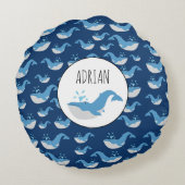 深いブルー海ホエールパターン名前をカスタムする ラウンドクッション (裏面)