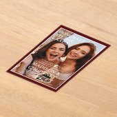 深いモダンレッドジンガム写真卒業パーティー アクリル招待状 (レイダウン)