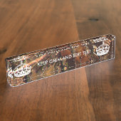 深い森の迷彩柄の秋は平静をあなたの文字保ちます デスクネームプレート (側面)