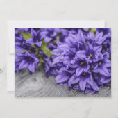 深い紫色の花の灰色の木の国の結婚式 招待状 (裏面)