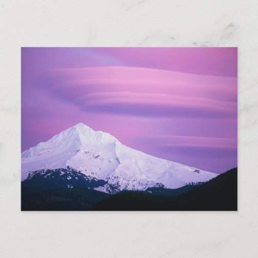 深い紫色の雲が山フードを囲む、の ポストカード (正面)