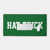 深い緑地に白抜きのホッケーテキスト HAT TRICK スポーティ デスクマット (キーボード&マウス)