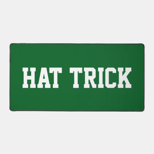 深い緑地に白抜きのホッケーテキスト HAT TRICK スポーティ デスクマット (正面)