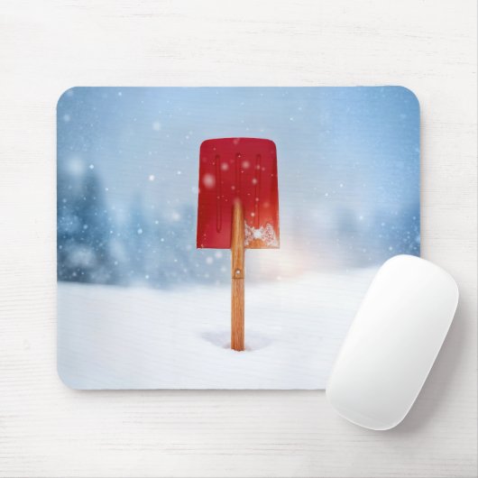 深い雪の中の赤い除雪ショベル マウスパッド (マウス)