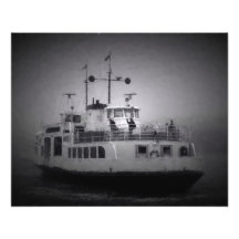 深い霧の中でスオメンリンナ要塞の島にフェリー