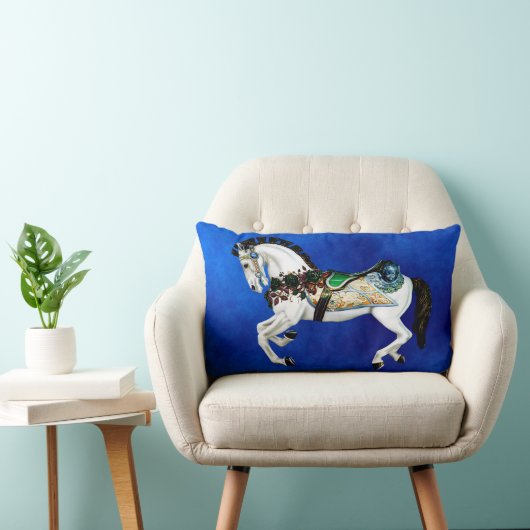 深い青のかわいらしく白い回転木馬の馬 ランバークッション (椅子)