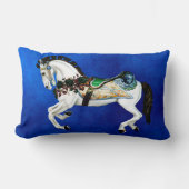 深い青のかわいらしく白い回転木馬の馬 ランバークッション (正面)