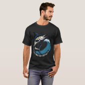深い青のマカジキ - 波をサーフィンするブルーマーリン Tシャツ (正面フル)