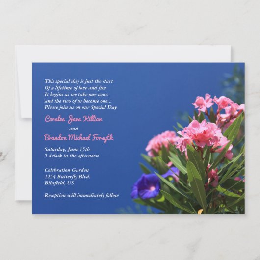 深い青色の背景にピンクと紫の花を飾ったカントリーウェディング 招待状 (正面)