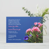 深い青色の背景にピンクと紫の花を飾ったカントリーウェディング 招待状 (スタンド正面)