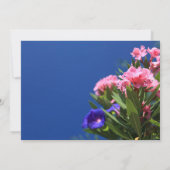 深い青色の背景にピンクと紫の花を飾ったカントリーウェディング 招待状 (裏面)