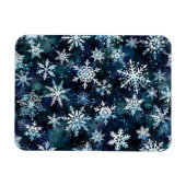 深い青色の魔法の冬の夜に降る雪片 マグネット (横)