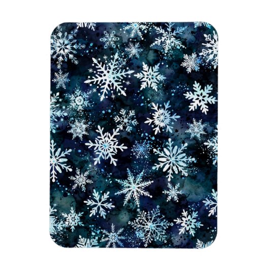深い青色の魔法の冬の夜に降る雪片 マグネット (縦)