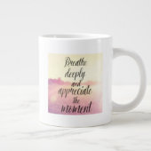 深く呼吸し、時を認めて下さい ジャンボコーヒーマグカップ (右)