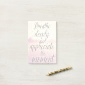 深く呼吸し、時を認めて下さい ポストイット (デスク上)