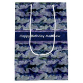 深く青い海の鮫の攻撃のカスタムの文字 ミディアムペーパーバッグ (裏面)